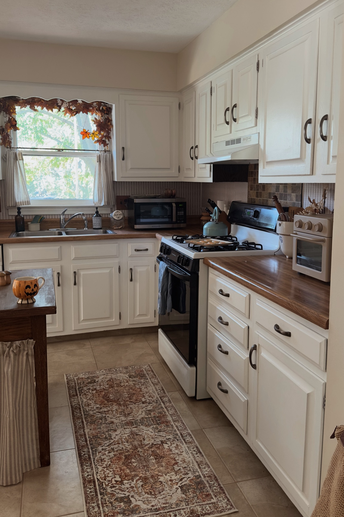 Cozy kitchen views with all of the fall finds 🍂🧡☕️

#LTKFallSale #LTKSeasonal #LTKHome