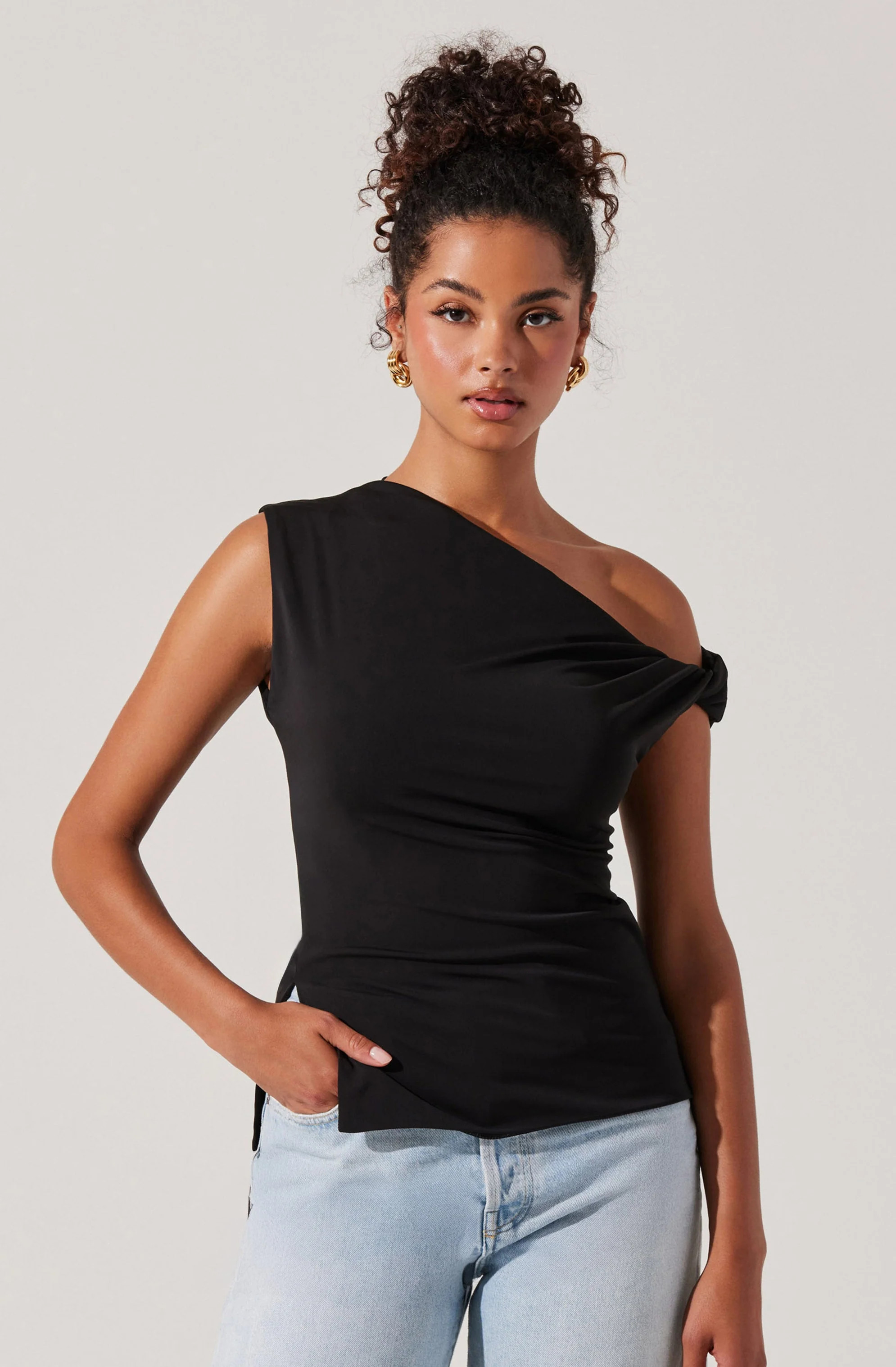 Aphra Twisted Off Shoulder Top - Black / XS | ASTR The Label (US)