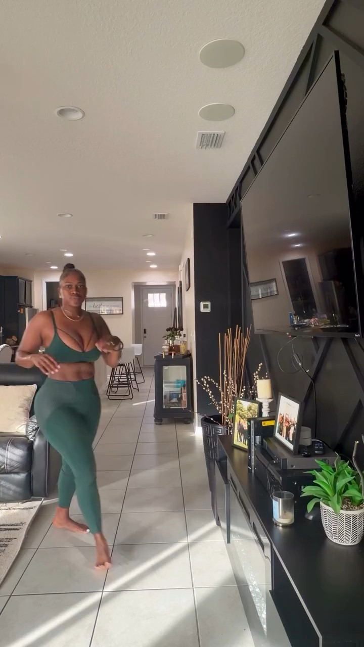 Good morning…just want y’all to know I’m almost skinny and thriving no matter what life throws my way 🤏🏾 Happy Friday
@dolledbynayla on this perfect pony