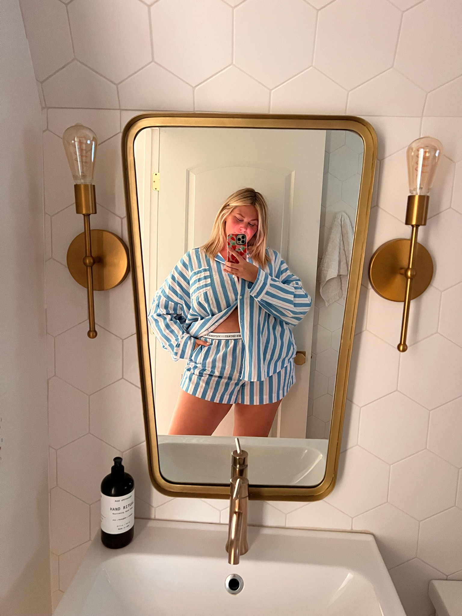 My cozy VS pajamas that I will be living in for the foreseeable future💤 use code VSALEX for 20% off until Thursday 4/27!



#LTKcurves #LTKSeasonal #LTKstyletip