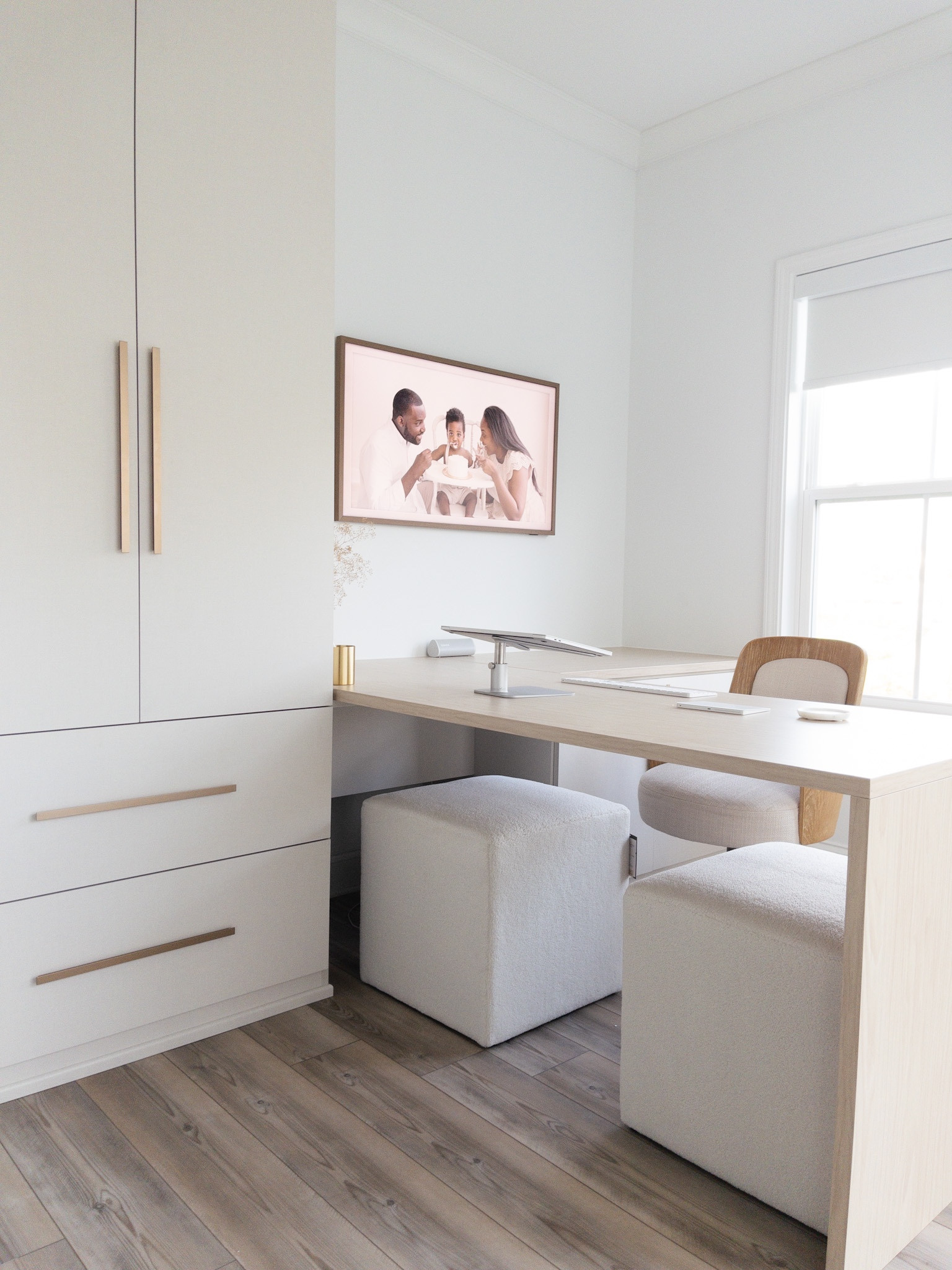 Home office ideas. Home office must haves. Homeofficedetails. Wireless office

#homeoffice #officedecor #officechair #modernhome #cubeottoman #ottoman #targetstyle #eloctronics #wirelesskeyboard #wirelessmouse #apple #sonos

#LTKhome