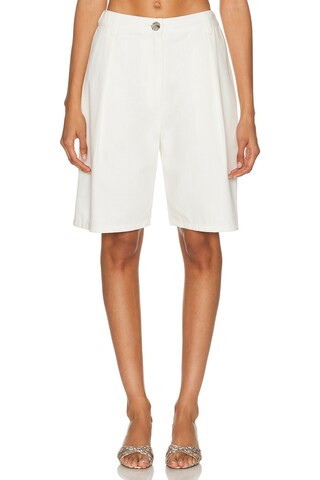 MATTHEW BRUCH Low Rise Pleated Bermuda Short in White - White. Size 2 (also in 0, 8). | FWRD 