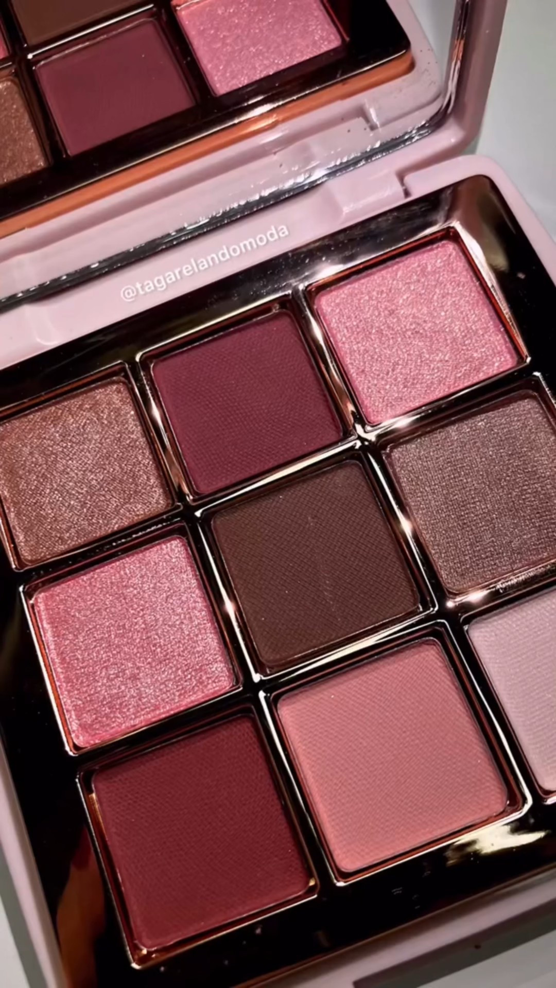 Da série: Testando e trazendo marcas que ainda não haviam aparecido neste perfil, @ninamkup e @shirleycostax vocês merecem um prêmio por terem criado essa joia em forma de paleta de sombras, que espetáculo, que poesia, que beleza deslumbrante! 😮‍💨🥹 👏👏
.
#ninamakeup #paletadesombras #paletadesire