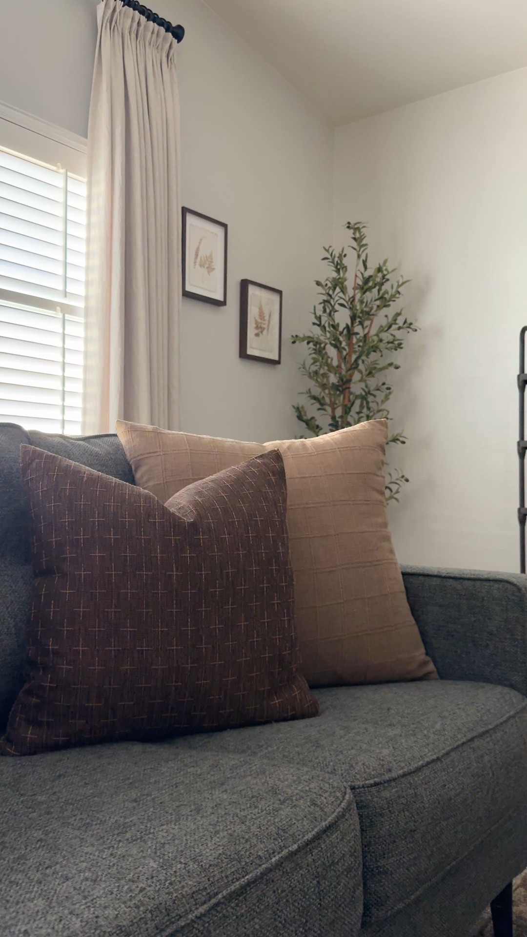 𝗧𝗵𝗲𝗿𝗲 𝗮𝗿𝗲 𝘁𝗵𝗼𝘀𝗲 𝘄𝗵𝗼 𝗱𝗼 𝘁𝗵𝗲 𝗺𝗼𝘀𝘁…
…and those who know that a simple swap of pillow covers is an inexpensive and stylish way to refresh your space. 

Step up your pillow game by investing in quality inserts and a variety of beautiful pillow covers that you can mix and match. 

You’ll thank me later! 
•
#pillowcovers #throwpillows #pillowinserts

#LTKSeasonal #LTKHome #LTKStyleTip