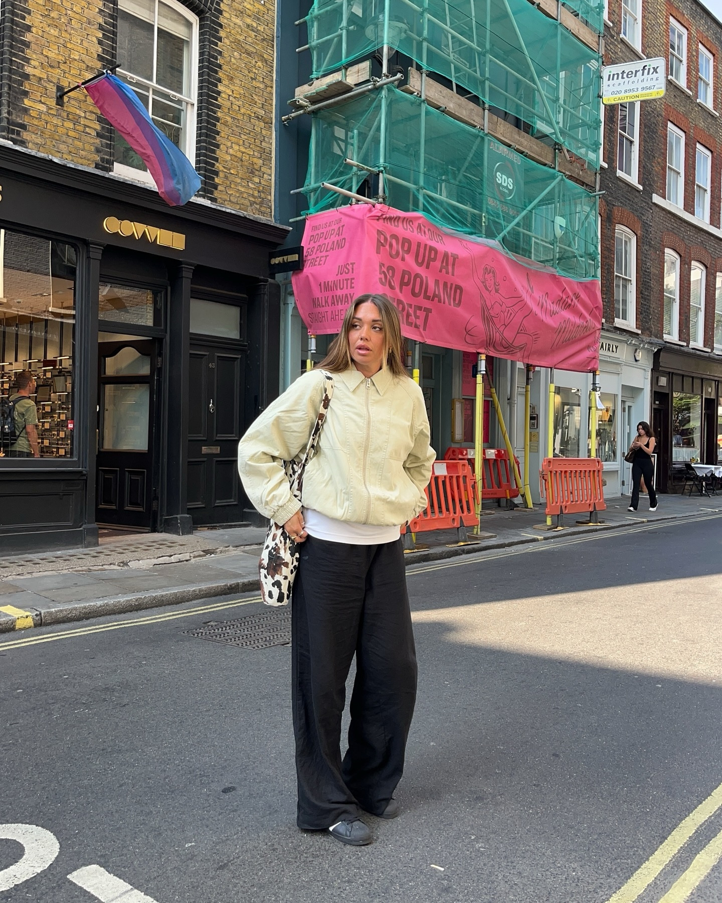 This jacket reminds me of my Grandad and I’m here for it 🍄‍🟫 Topshop bomber jacket paired with Cotton On baggy trousers, a Uniqlo white airism t shirt, adidas superstars and a Bershka cow print tote bag

#asos #bershka #cottonon #asseenonme #asosdesign #topshopstyle #tomboylook #tomboystyle #tomboyoutfit

#LTKuk #LTKautumn #FashionMonth