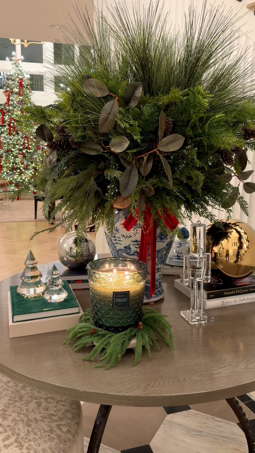 This 5 wick candle smells heavenly!! I bought two, perfect for the season! 🌲