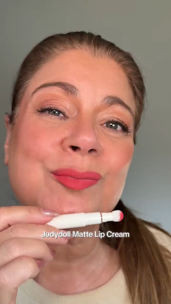 Love this WOW!
*🩷 if traditional
lipstick feels too heavy or drying the @Judydoll US cushion lipstick gives back that soft blurred lip look in seconds! The cushion applicator is fantastic and easy to use ❤️💋
#lips #lipstick #judydoll #titokshopcreatorpicks