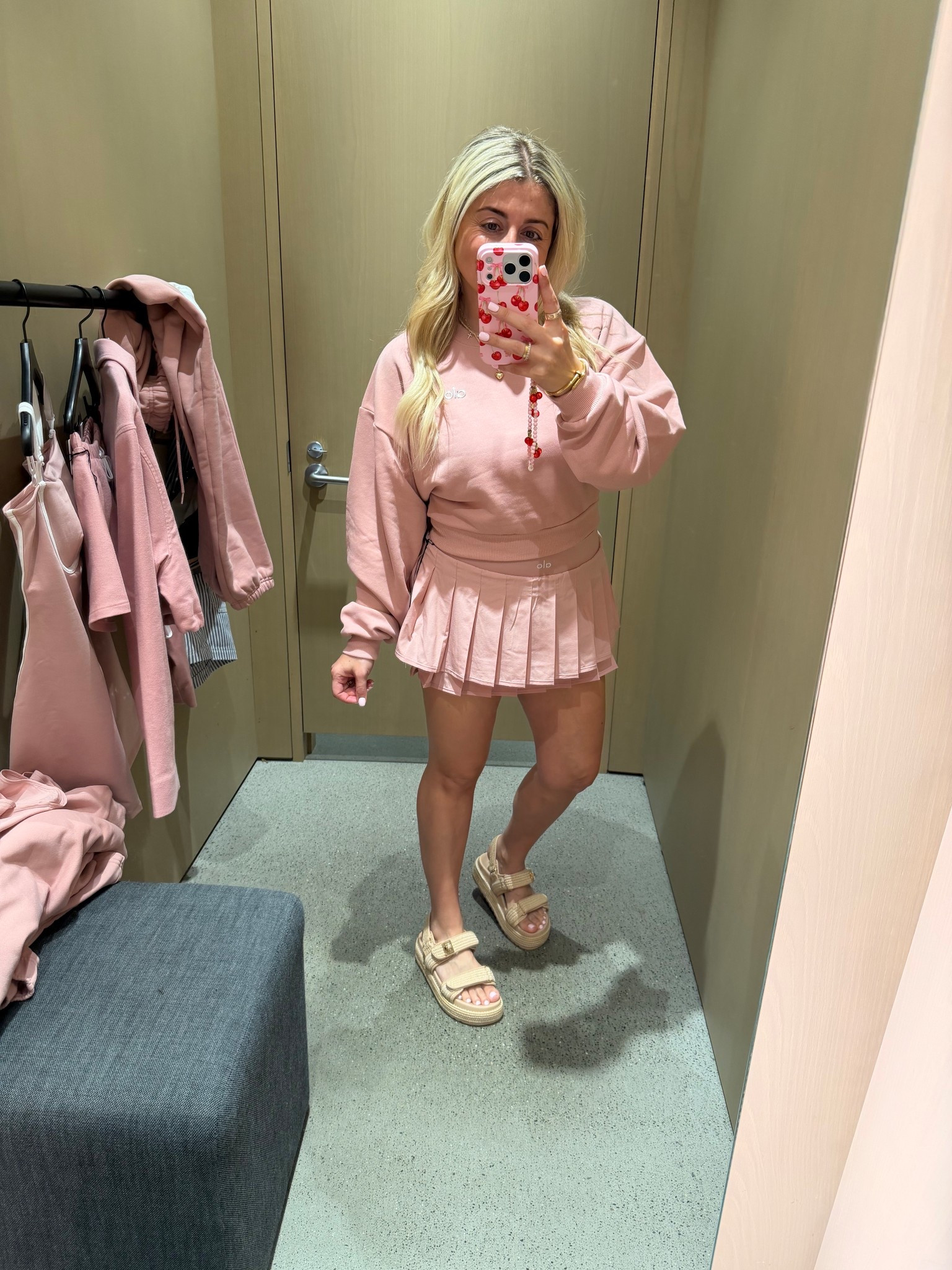 New Alo vintage pink
Size small