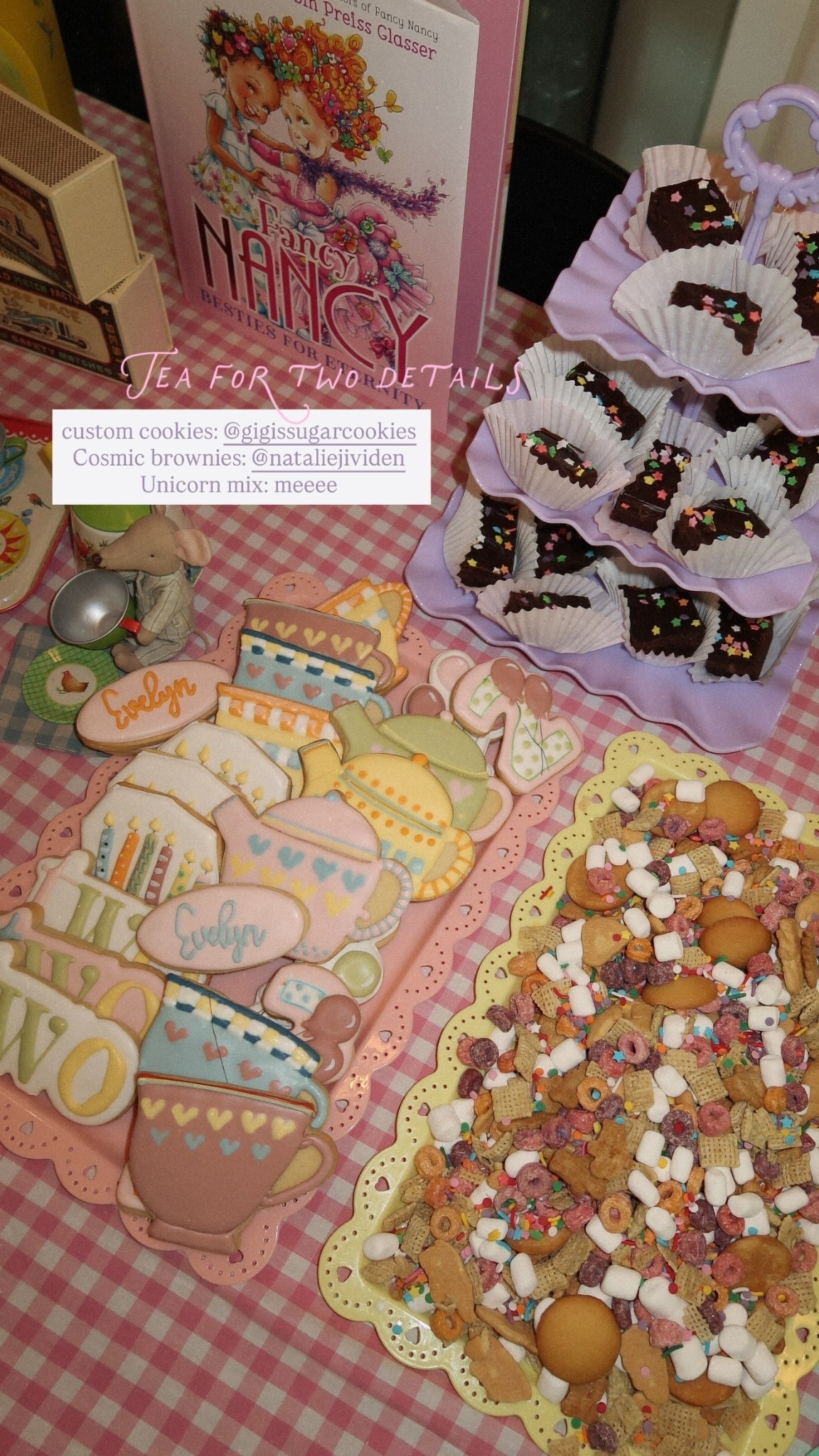 custom cookies: @gigissugarcookies 
Cosmic brownies: @nataliejividen 
Unicorn mix: meeee