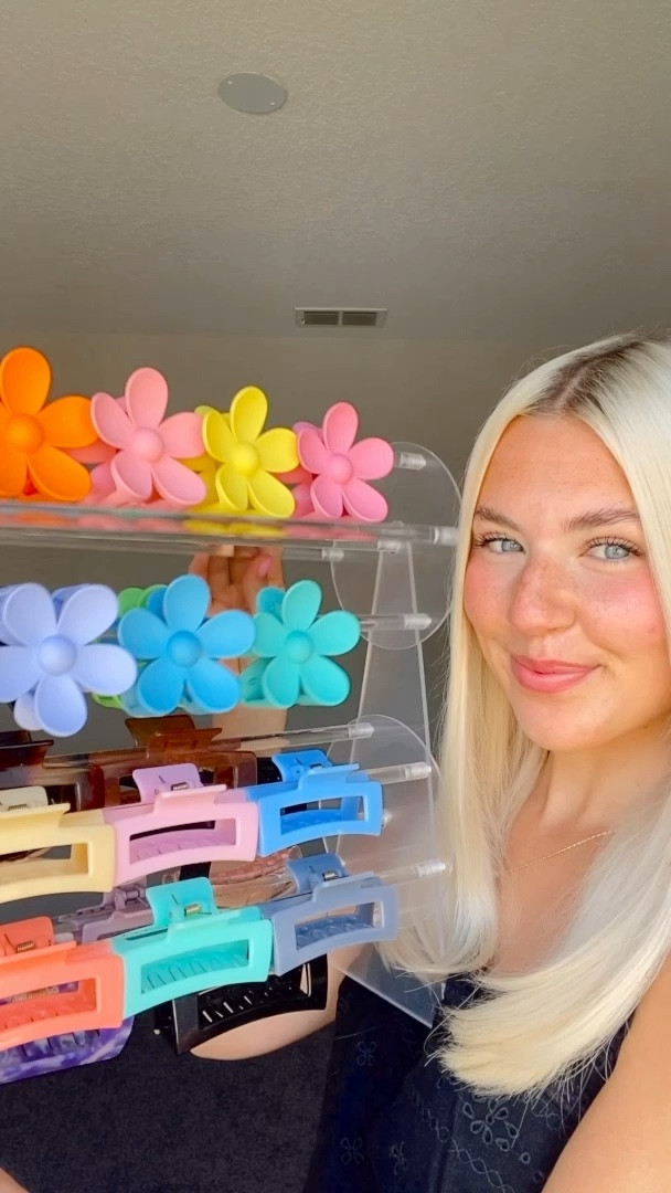 OBSESSED WITH THIS!! It holds all of my claw clips perfectly🥳☺️ I got the “bilayer” one! So it has 2 rows☺️

#LTKbeauty