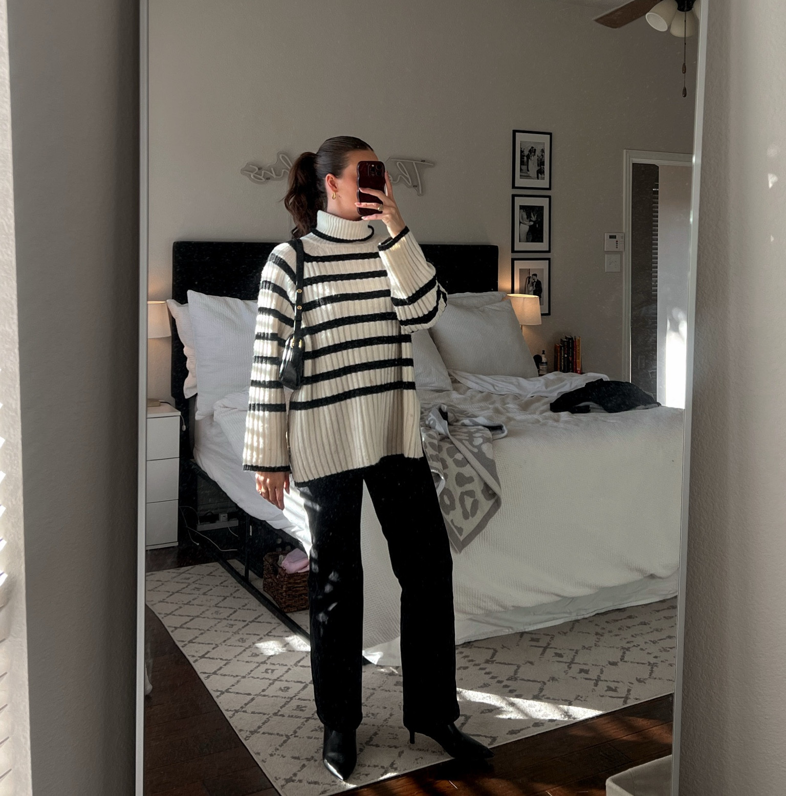 Sunday ootd ✨🖤

Outfit of the day, cold weather outfit, sweater outfit, styling, black jeans, kitten heel boots, turtle neck sweater, affordable outfit 