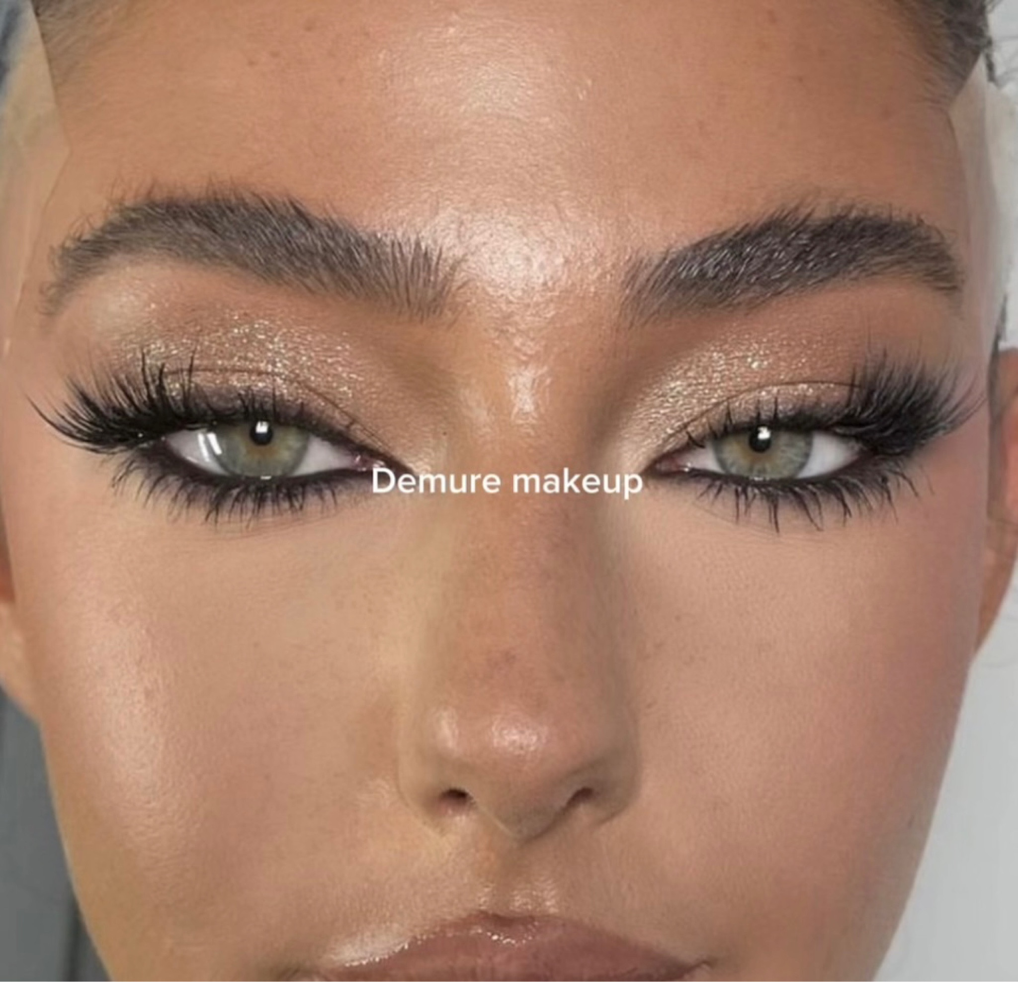 Demure makeup inspo🍸🍒

Demure makeup inspo, Smokey eyes, feminine makeup 