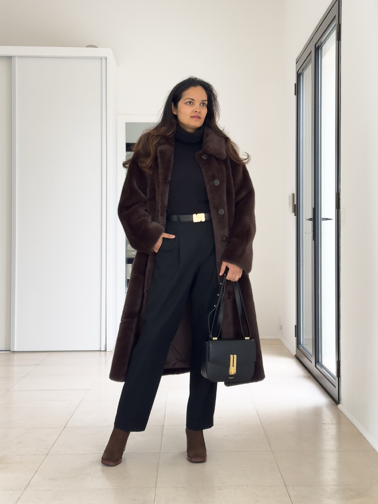 Manteau fausse fourrure Tara Jarmon /
Pull col roulé cachemire Hobbs London /
Pantalon Uniqlo /
Bottines en Daim Jules&Jenn (co actuelle) /
Sac Demellier /
Ceinture Sœur Paris 


#LTKfrance #LTKwinter