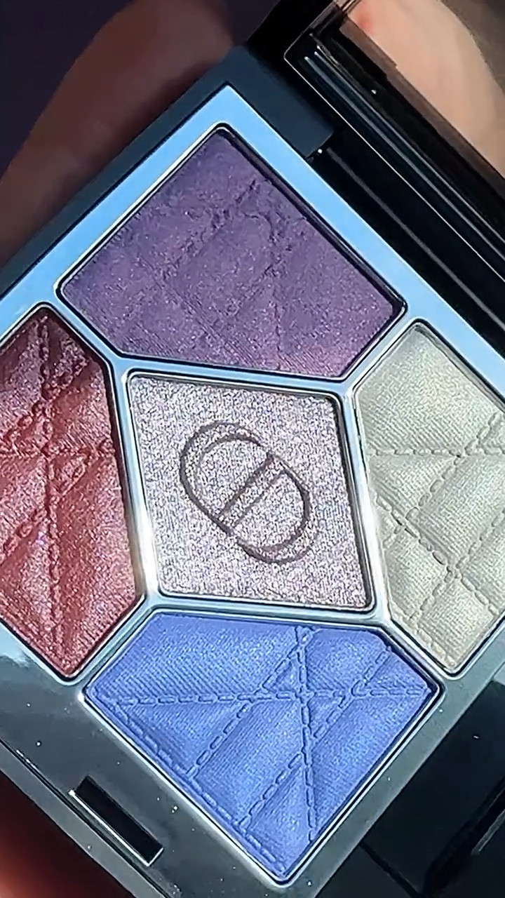 Luxury Dior Makeup Unboxing… This is pure visual therapy ✨

Unboxing my recent Dior beauty purchase — and honestly, this feels like a luxury ASMR moment.

From the Dior Forever Skin Glow Foundation to the Dior Glow Maximizer Palette, every detail is designed to be seen, touched, and experienced.

#DiorMakeup #DiorFoundation #MakeupUnboxing #BeautyASMR #SephoraHaul