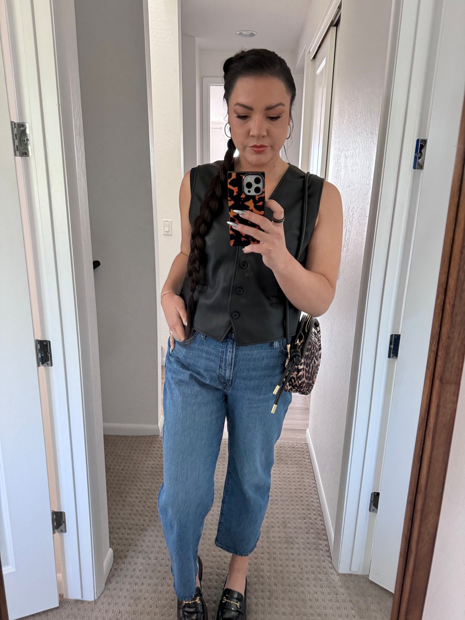 it’s always vest season! 🖤 