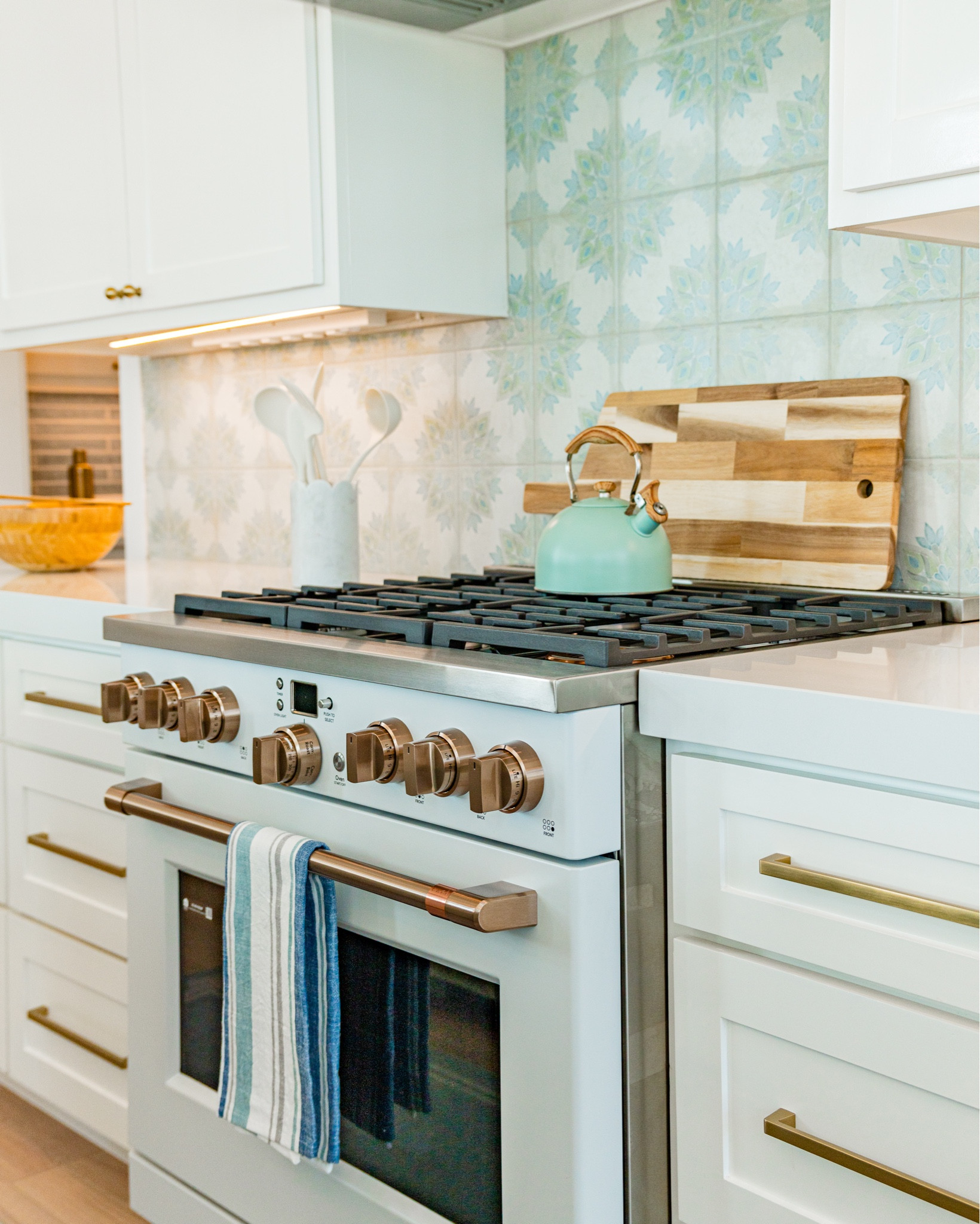 Coastal elegance meets gourmet perfection ✨🌊 This luxury beach rental’s kitchen is designed for style and function—where high-end finishes, breezy textures, and ocean vibes come together. Who’s ready to cook with a view? 🍽️🏝️

 #LuxuryBeachRental #CoastalKitchen #DreamEscape #cfdesigns #SandpiperSiestaProject