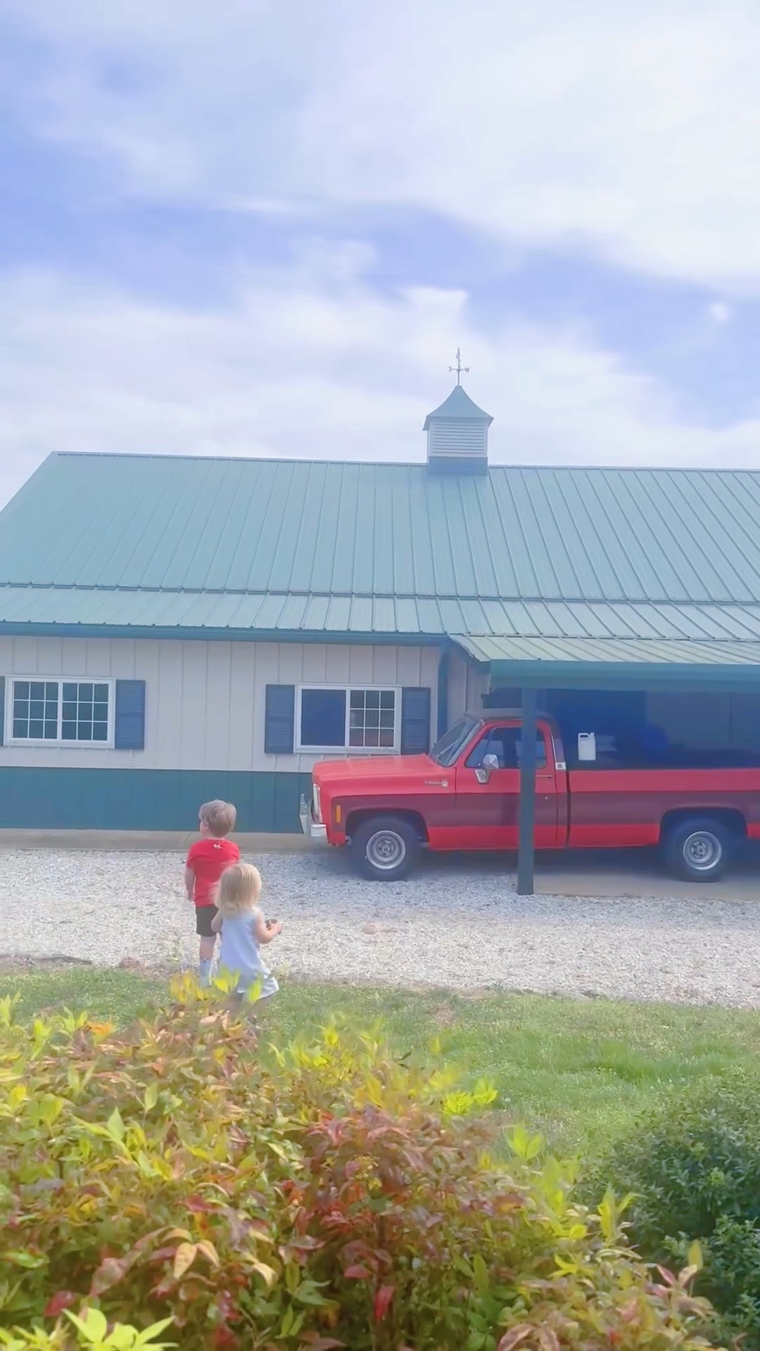 When you move to your dream farm sweet farm 🚜🌳 and discover you have atleast (!!) 4 fully developed peony bushes 🌸🌿 (one of my favorite flowers ever!!) on your property 🌾 and around the guesthouse 🏡 - what a dream 💭 y’all!! 💖 We had a sweet peony bush at our precious fixer upper 🏠 back in the city so this felt like such a God wink 😉 !!! 🫶🏽💐🪷