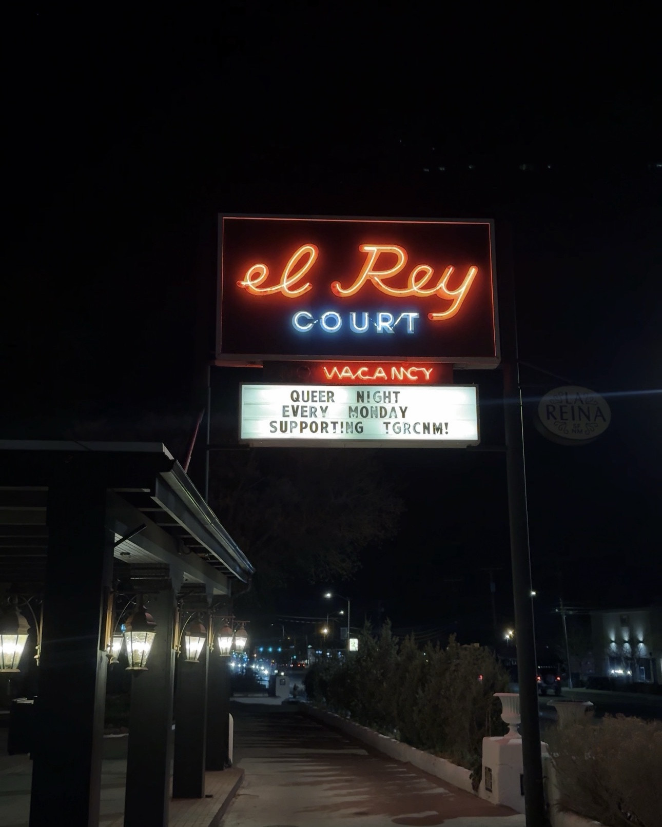 Set along old Route 66, El Rey Court feels like stepping into a slower, sun-soaked version of Santa Fe where road trip nostalgia meets desert-cool design.

Originally built in 1936 as a roadside motor court, it’s been reimagined into a laid-back boutique stay that still holds onto its adobe bones while layering in modern touches. 