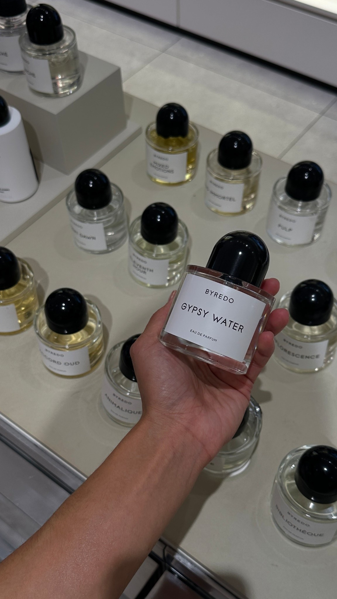 der Duft ist SO schön!! müsste nur etwas länger halten 🥹 ein cleaner zitrischer Vanilleduft mit einer holzigen Basis 