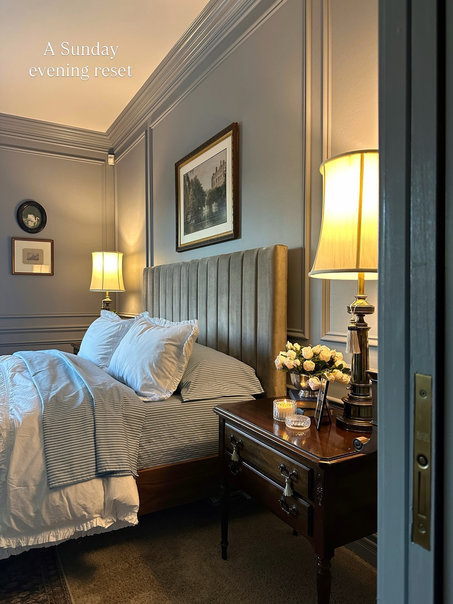 A little Sunday reset in the bedroom with freshly washed sheets, the glow of the lamps, enjoying the calm and quiet before the start of a busy week 🤍