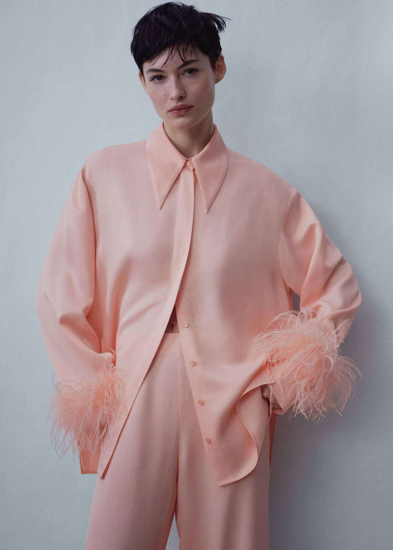 Satinierte hose mit federdetail -  Damen | Mango Deutschland | MANGO (DE)