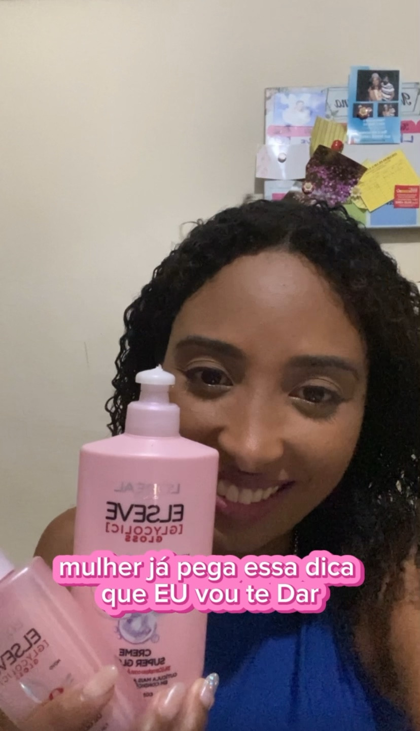 Usei o sérum da Elseve para finalizar meu cabelo ( que já estava seco), além de hidratar deixou meu cabelo leve e com um cheiro incrível.