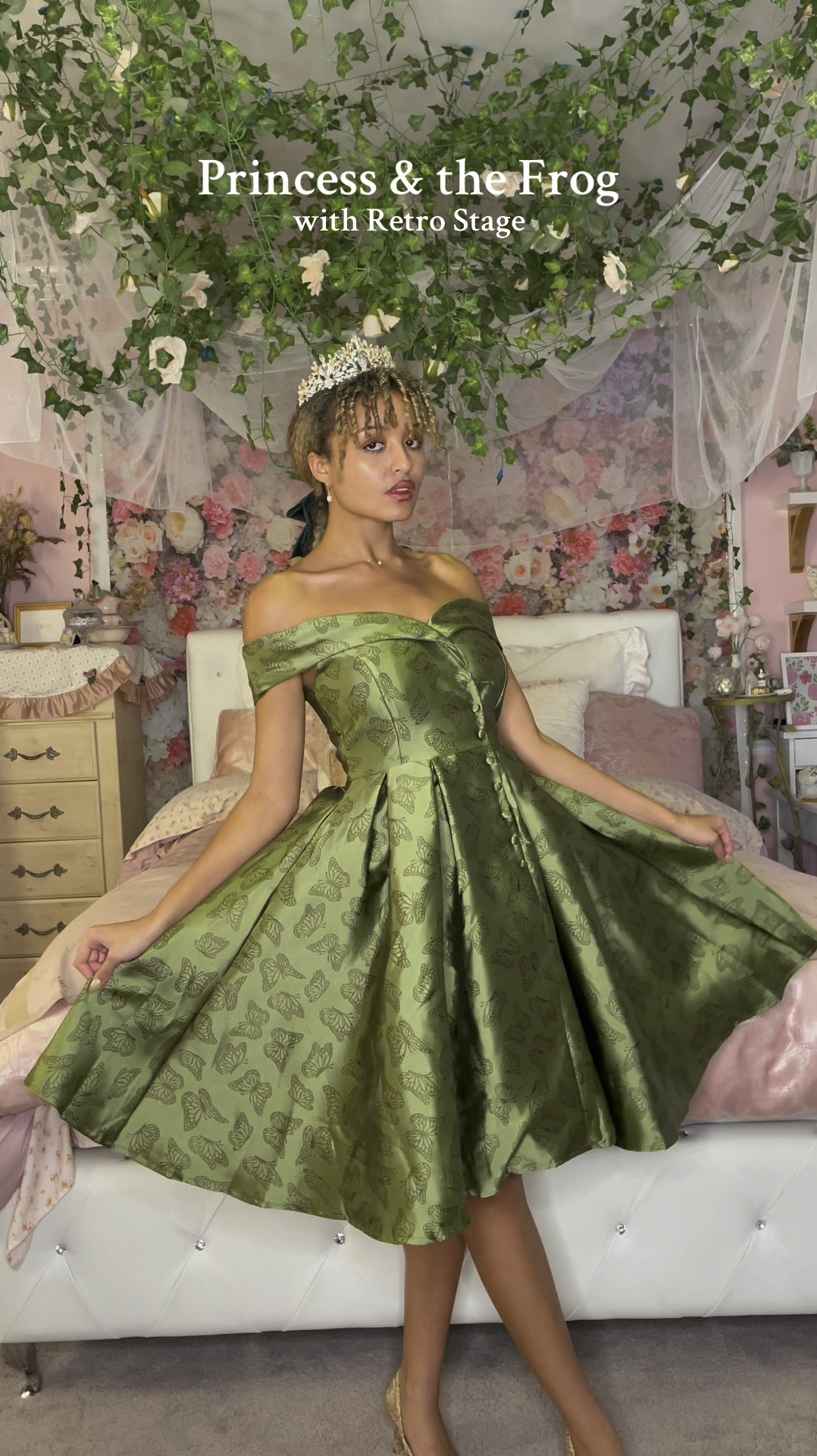 living my 1950’s fantasy with this gorgeous Retro Stage dress💚🦚!! 
#retrostage #fyp #coquette #vintagestyle #princessandthefrog #princesstiana #vintageaesthetic