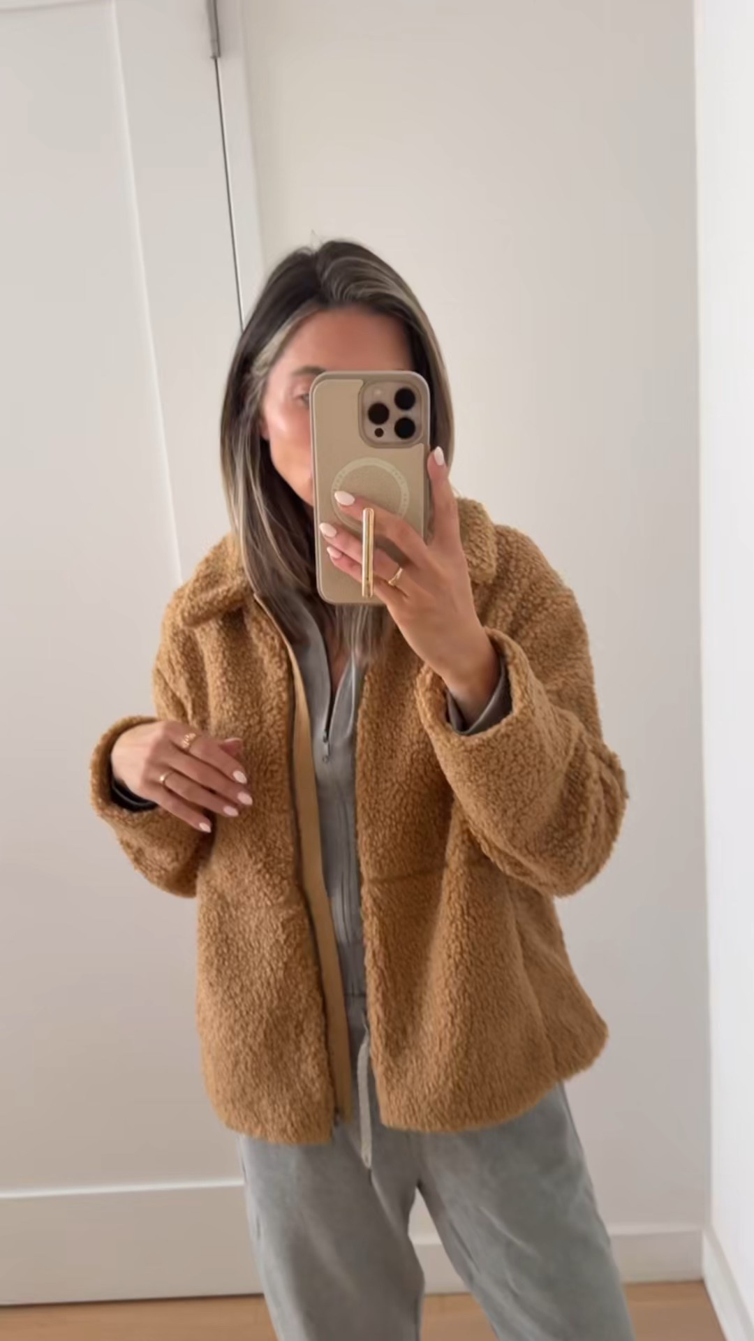 A few new faves from @vuoriclothing — obsessed with this Lou Full Zip Jacket in Butterscotch paired with the Sedona Sweatpant and Halo Mini Full Zip Hoodie. Wearing a size S in everything #vuoripartner