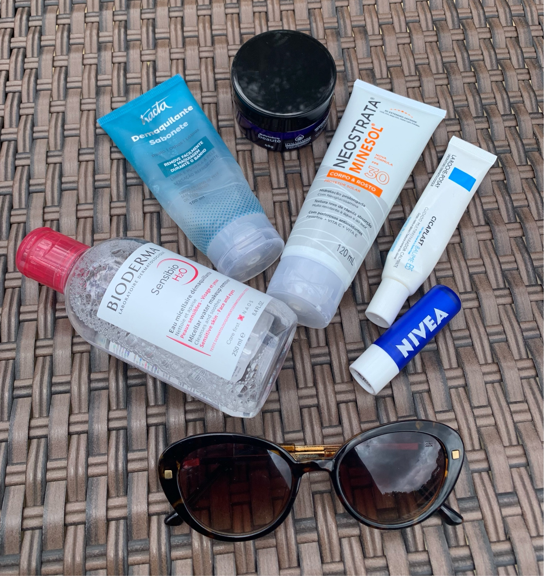 Me perguntaram sobre minha rotina de SKIN CARE no verão 😎

Esses são produtos que não faltam na minha necessarie: 

✨MEUS ESSENCIAIS - SKIN CARE: 

1) Água micelar BIODERMA - é um produto ótimo para a rotina diária. O que eu mais gosto é que quando estou com uma make mais pesada ela limpa em segundos. Ela é boa mesmo. 

2) Sabonete demaquilante TRACTA - ele deixa a pele sem resíduos e não agride a pele. 

3) Hidrante PHYTODERM - ele é bem levinho e a pele absorve rápido.

4) Protetor NEOSTRATA MINESOL - meu preferido há muito tempo, gosto da sensação que deixa na pele. 

5) Hidrante Cicaplast B5 LA ROCHE - hidrata profundamente. 

6) Protetor/hidratante labial  NIVEA - protege e hidrata. Amo demais! 

✨VOCÊ TEM UMA ROTINA DE SKIN CARE?

#garimpodakelly #skincare #rotine #cuidados #bioderma #laroche #neostrata #nivea #cuidadosdiarios

#LTKbrasil #LTKbeauty #LTKtravel