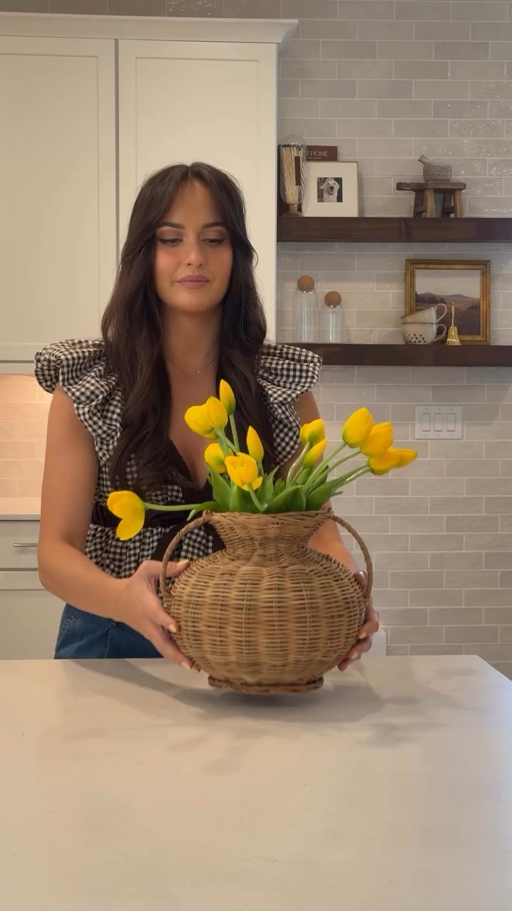 I loveeee all things spring 🌸

gave my kitchen a little refresh🥹🫶🏼 also I’ve been on the hunt for realistic faux tulips & think I finally found the winner💛 

comment “SPRING” & I’ll send everything!🤍

#springhomedecor #springkitchen #kitchendécor #kitchendecoration #kitcheninspo