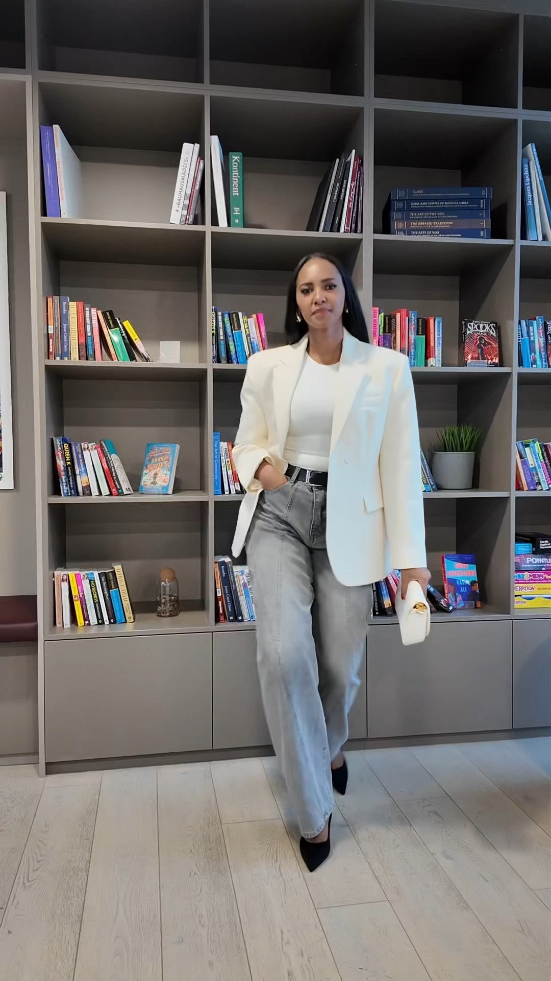 Casual Chic: The Modern Barrel Jean

Master the art of smart-casual with wide-leg denim and a sophisticated cream blazer. An effortless blend of comfort and style.

#LTKeurope #LTKstyletip #LTKautumn