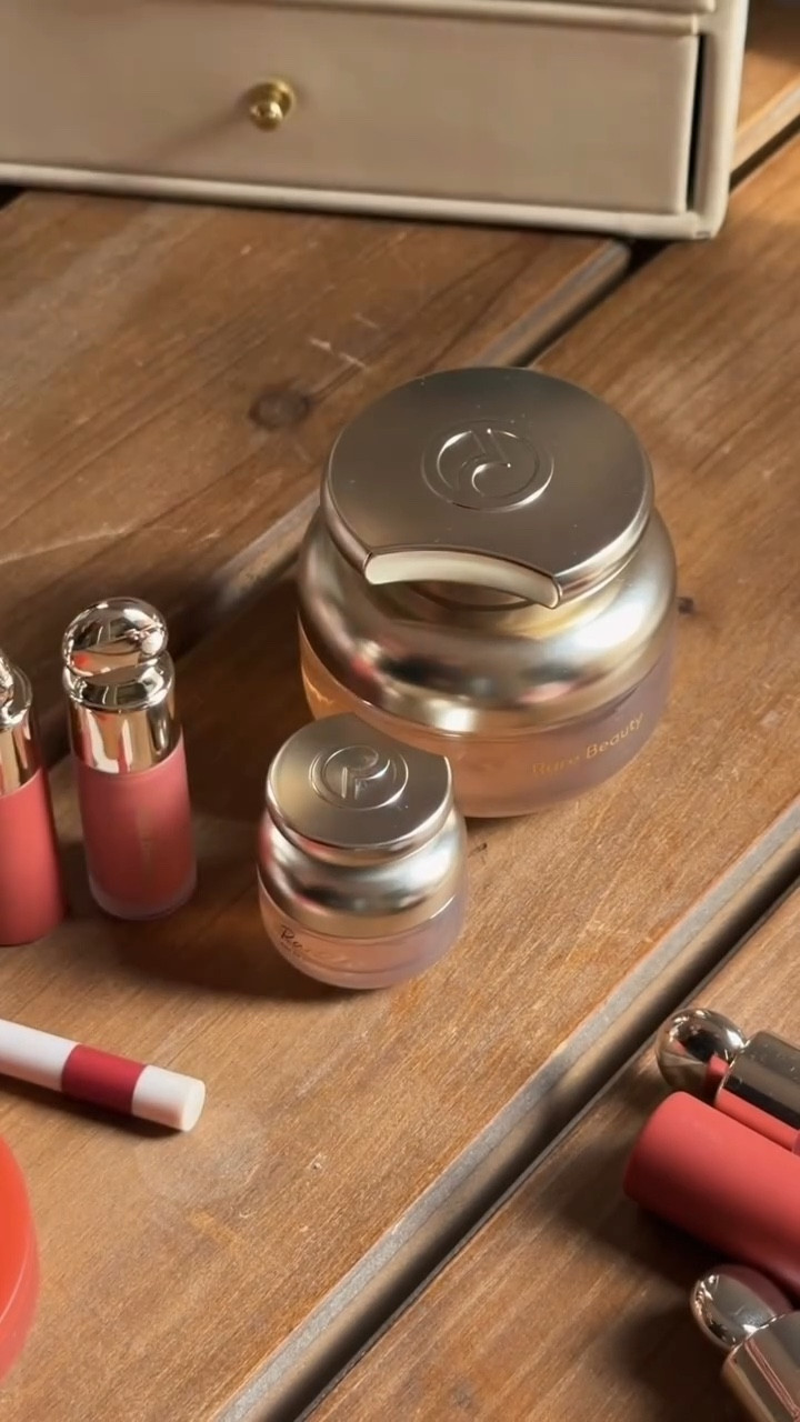 the minis are sooooo cuuuuuuute 💕

BONUS: it’s not a dabber. 

@rarebeauty @sephora #rarebeauty #rarebeautyperfume #sephorasale

#LTKGiftGuide #LTKBeauty #LTKHoliday