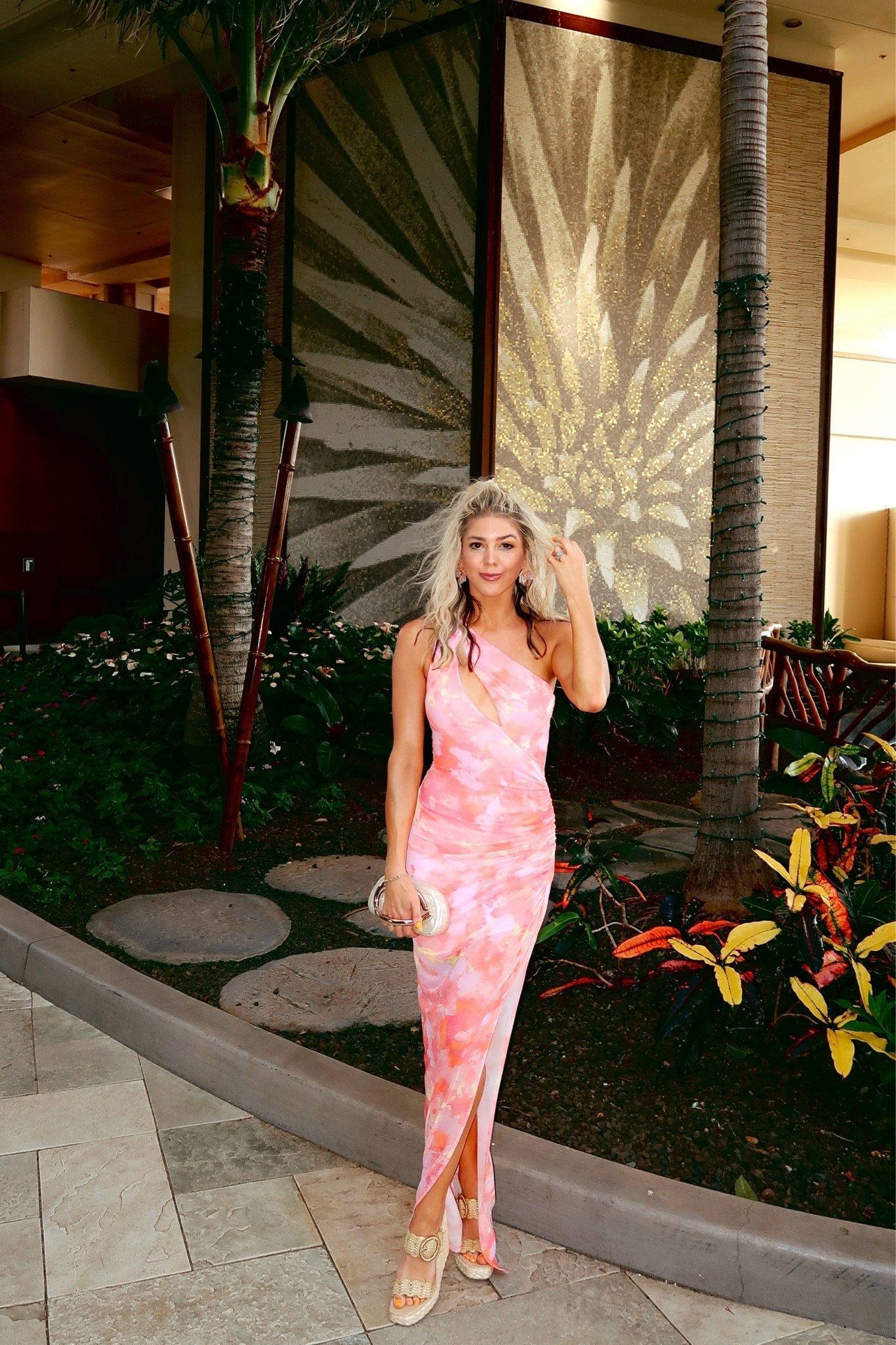 The most perfect floral print dress from Revolve - perfect for a Hawaii or tropical vacation! Also linking my Amazon clutch and target flower earrings!

#LTKootd #LTKTravel