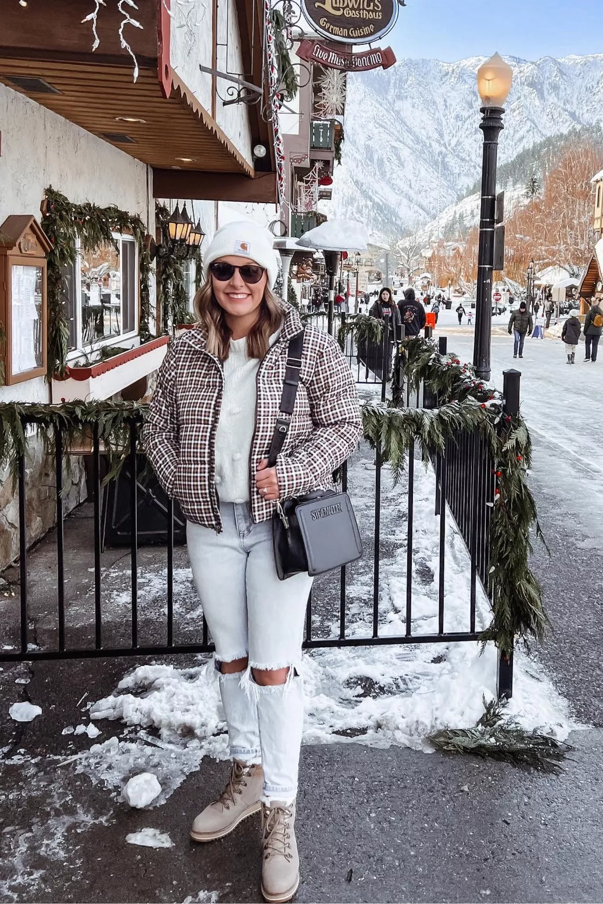 What to wear in the snow // cute snow outfit ideas // plaid coat