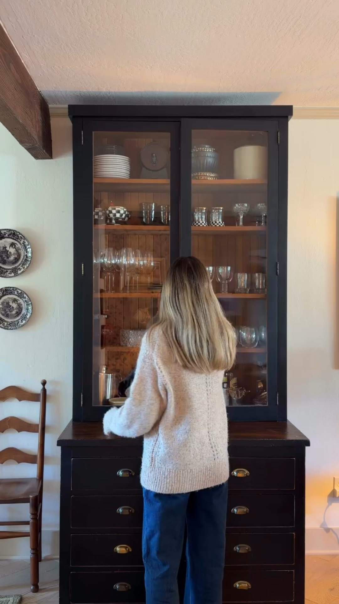 Set up a Christmas table with me 🎄

#moderncottage #homedesign #homefortheholidays 


#LTKHoliday #LTKHome