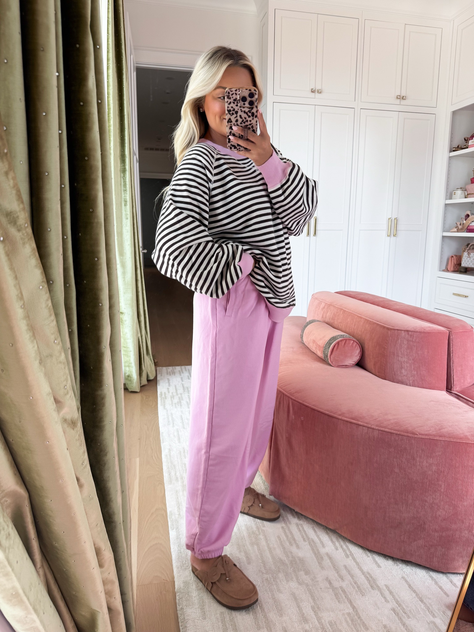 This sweatshirt & sweatpants combo is SO COZY!

#LTKgrwm #LTKdayinmylife #LTKootd