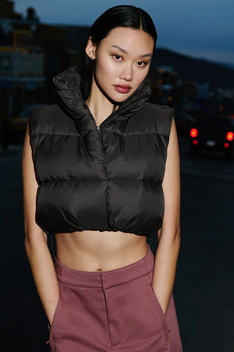 Extreme Cropped Gold Rush Puffer Vest | Alo Yoga (US)