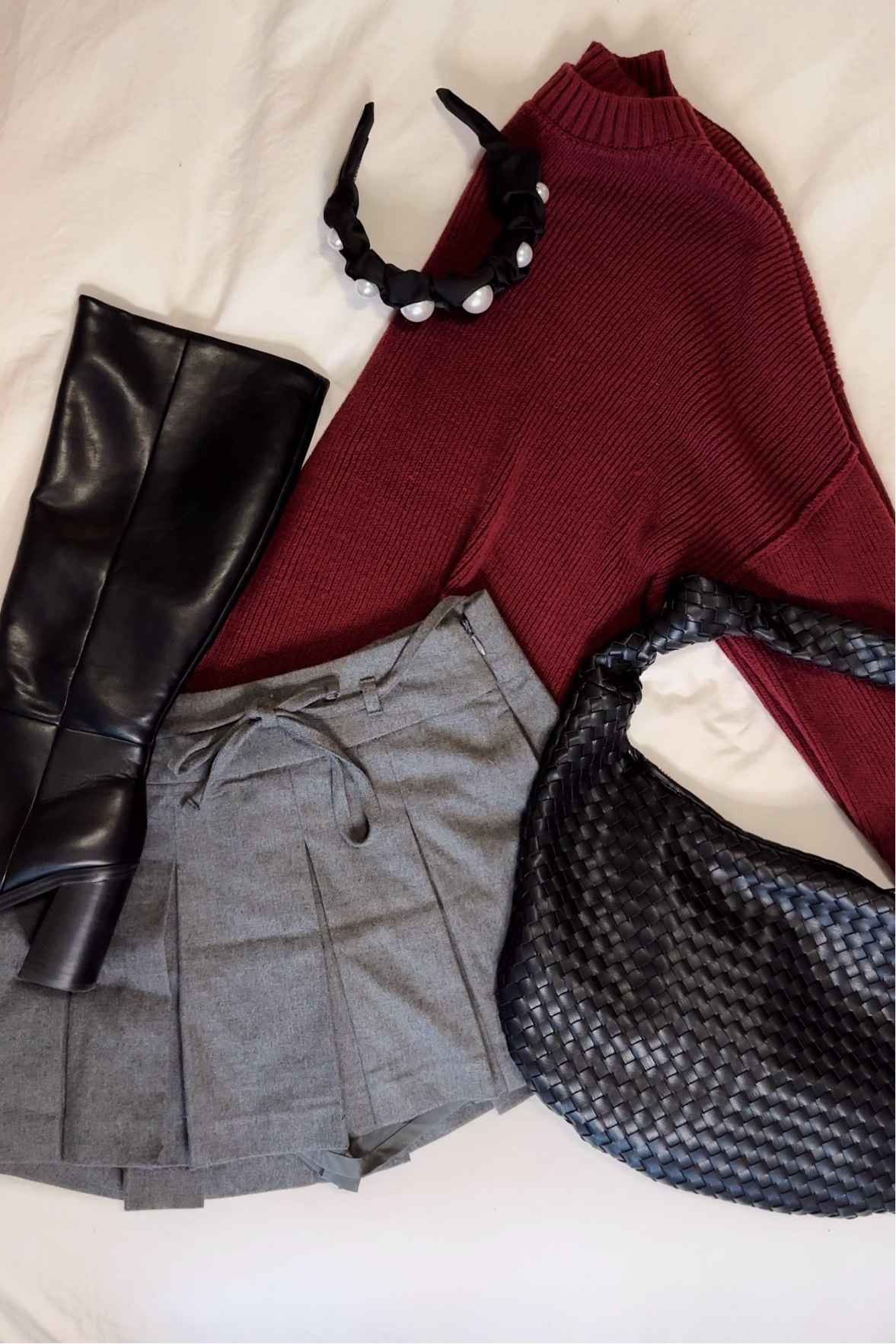 Pinterest outfits. Fall outfit inspo. Transition fall outfits. Class outfits. College class outfit. Petite fashion. Tall black boots outfit. Pleated skirt outfit  