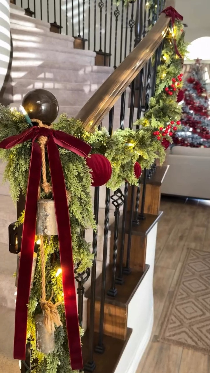 Decoremos la escalera con guirnaldas navideñas 🎄este es el primer año que decoro este espacio de la casa y amé el resultado. Utilicé 4 guirnaldas de 9 pies, lazos de gamuza y esferas rojas y para terminar unas ramas de bayas en color rojo! 🌟

Guarda este video por si te animas a hacerlo en tu casa! 🫶 Comenta escalera si quieres los enlaces 🔗 

#Christmas #christmasdecor #xmas #holidaydecor  #holidayhome #staircasedecor #christmasgarlands #stairsdecor #navidad #decoracionnavideña #arboldenavidad🎄 #christmastree #redchristmas #christmas2025 #navidad2025 #latinamom #latinaenusa