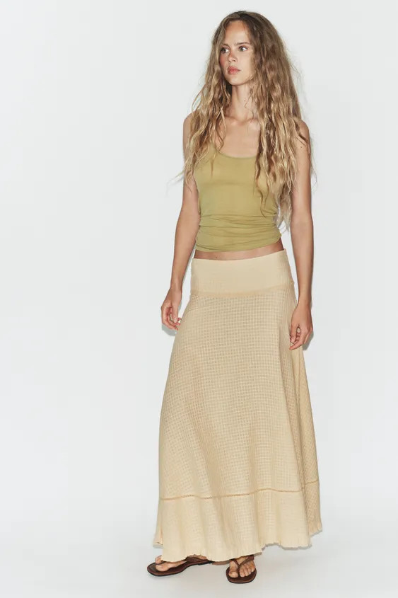 Mid-waist skirt crafted from a textured fabric. Featuring a frilled hem and invisible side zip fa... | Zara UK