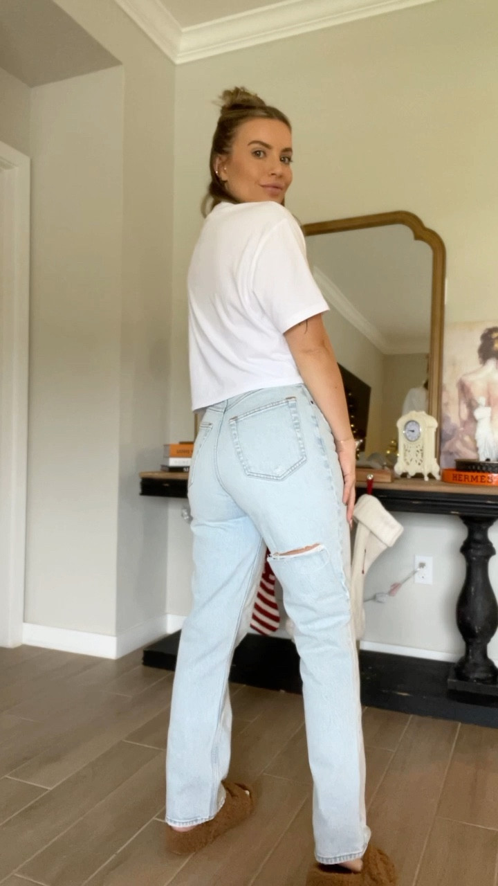 Okay these are my all time favorite AF jeans! 

Almost everything is 20% off today! 

Wearing size 26s in jeans, small in top, 7 in shoes tts

#LTKsalealert #LTKxAF #LTKunder100