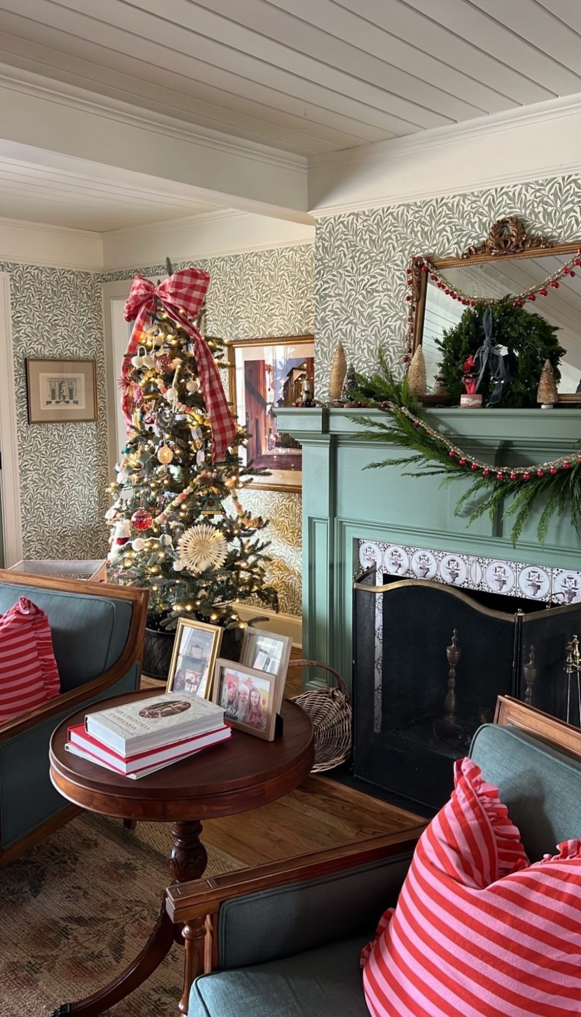 christmas maximalist ❤️ tree topper garlands vintagee

#LTKHoliday #LTKSeasonal #LTKHome

#LTKHoliday #LTKSeasonal #LTKHome