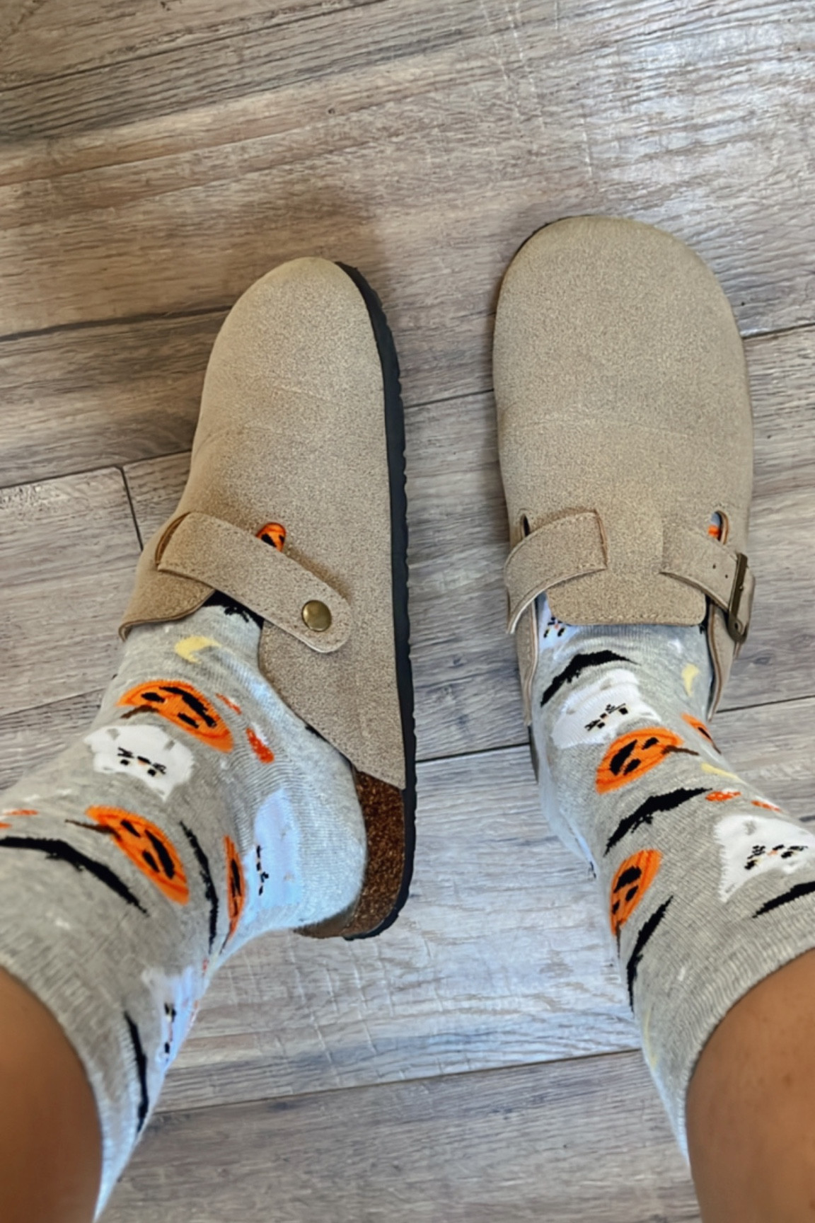 Affordable suede clogs & spooky socks all Fall long! 🍂🦇☕️✨

Birkenstock boston dupes
Suede clogs
Spooky socks
Aerie
American eagle
Comfy fall
Trending
Fall girlie
Cozy style
Target

#LTKSeasonal #LTKshoecrush #LTKstyletip