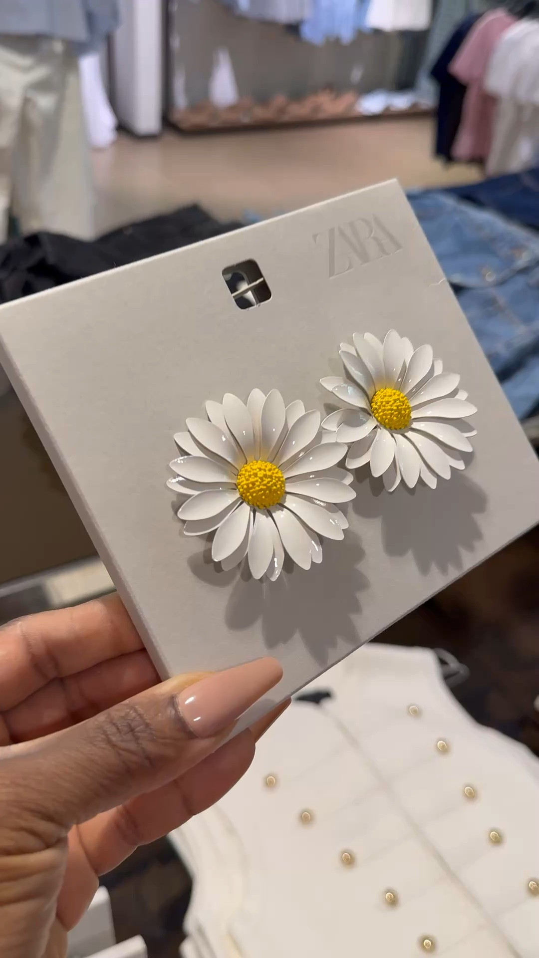 These daisy earrings 🌼 are super cute and surprisingly light weight. Flower earrings, summer earrings, trending accessories

#LTKSeasonal #LTKvlog