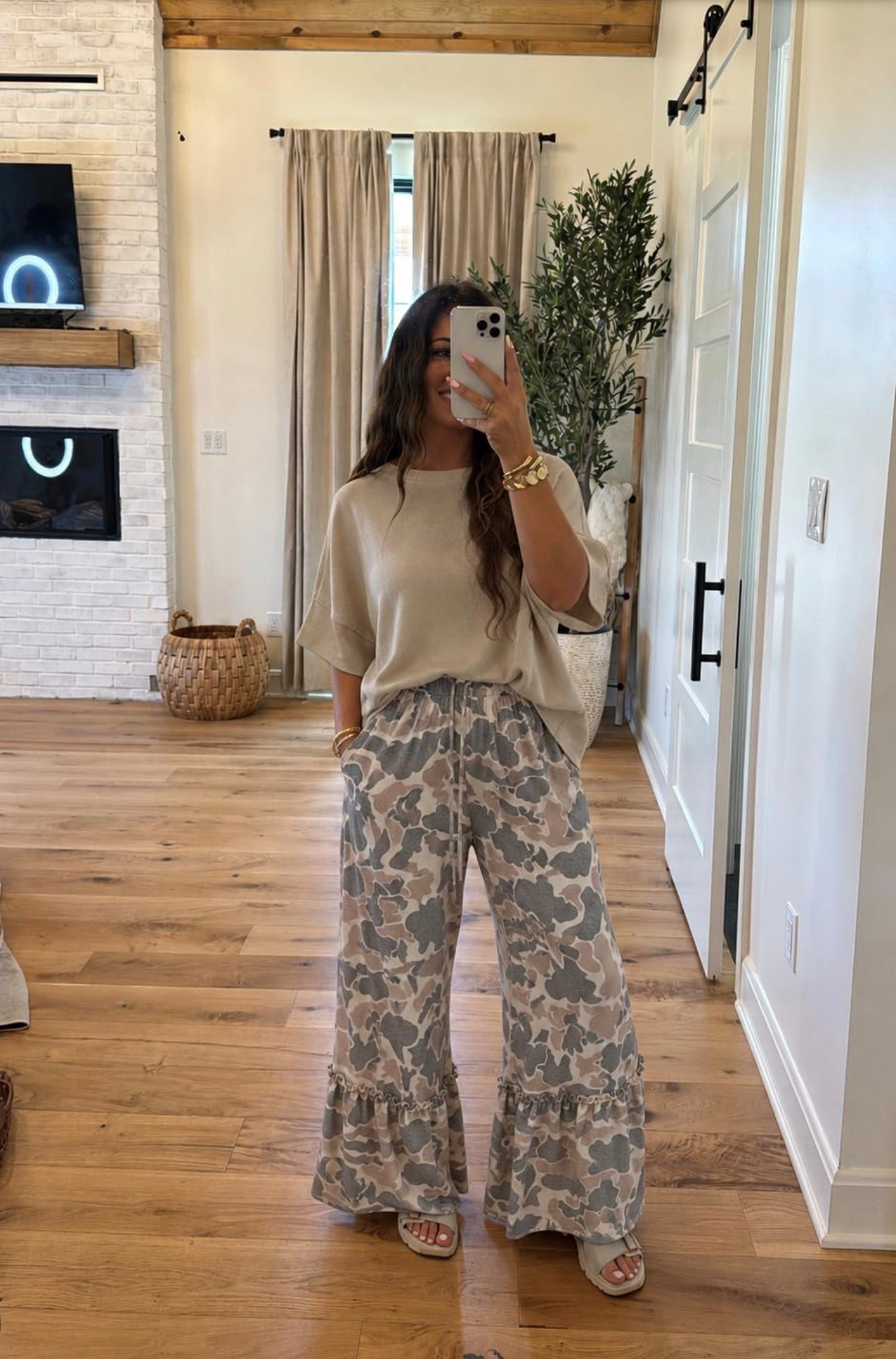 The cutest casual fall look! 🤎 These camo ruffle pants are such a fun statement piece, and I love them paired with an easy neutral top. Comfy, cute & perfect for everyday wear!
#FallFashion #CamoPants #CasualStyle #MomStyle #LTKStyle #FallOutfit #EverydayStyle