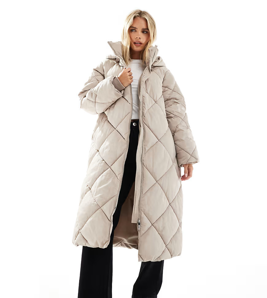 Abrigo acolchado largo color moca guateado con capucha de Miss Selfridge Petite-Brown | ASOS (Global)