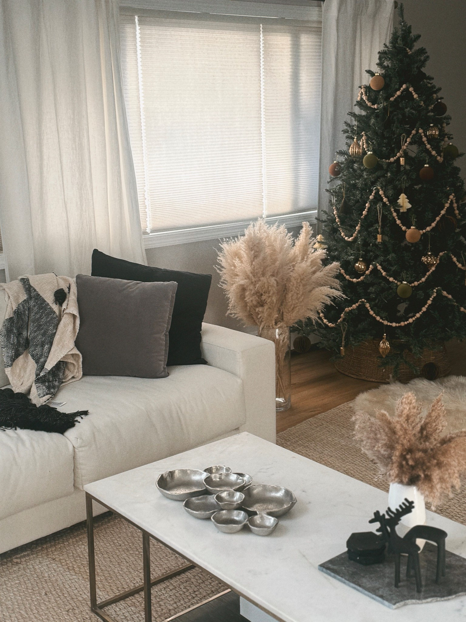 A little earthy, a little festive… my neutral Christmas tree is finally up 🤎✨

PLUS I AM OBSESSED with this serving tray! Such a vibe. 

        #NeutralChristmas
	#MinimalChristmas
	#HolidayHomeDecor
	#CozyHolidayHome
	#ChristmasAesthetic
	#ChristmasVibes✨
	#ScandiChristmas
	#BohoChristmasDecor
	#EarthyChristmas
	#NaturalHolidayDecor

#LTKCyberWeek #LTKHoliday #LTKHome
