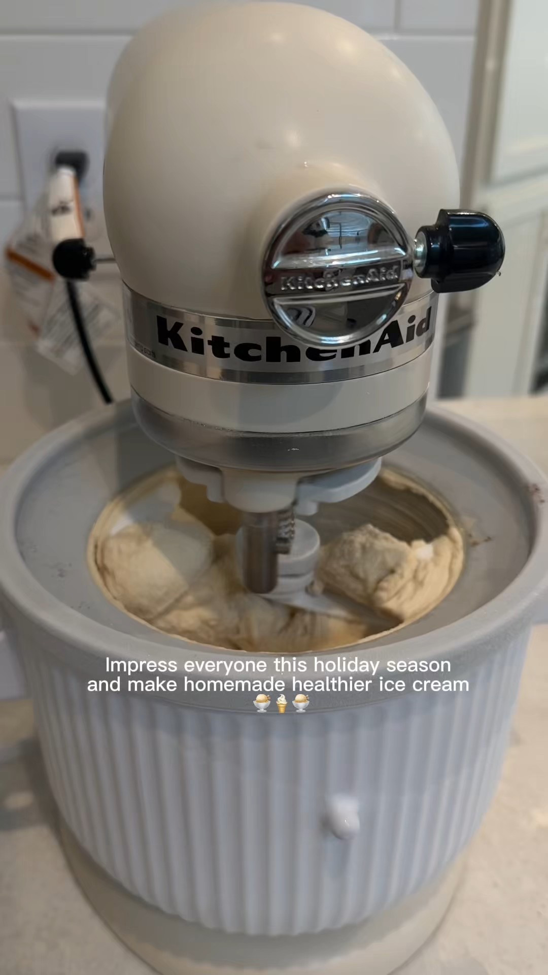 Ice cream made with real ingredients 
- heavy whipping cream
-Whole milk
-, Mexican vanilla
-cinnamon
-Honey
-maple syrup
-Salt
-simple Mills cinnamon crackers