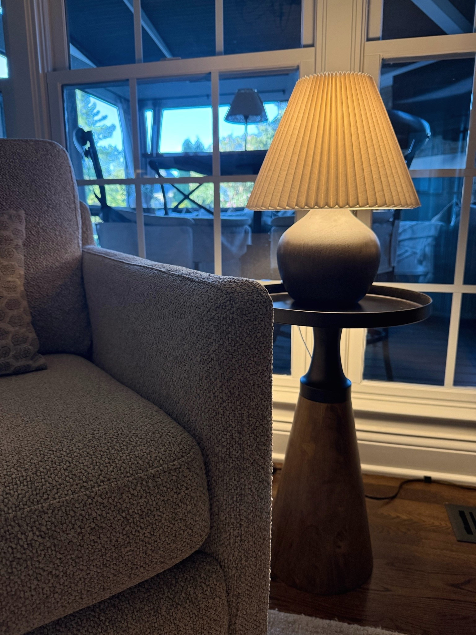 It’s the little layers that make a room feel finished. 🤎

This Magnolia Hearth & Hand lamp + sculptural side table combo brings just the right mix of warmth, texture and modern character. Proof that even a small corner can have a big design moment.

#ClickAndDesign #HearthAndHand #MagnoliaHome #DesignerFinds #TransitionalDesign