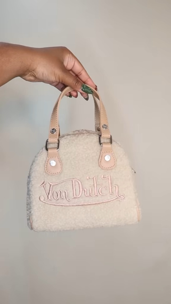 This Gorgeous Beige Sherpa Bowling Bag is back in stock!😍🧸
Run, don't walk!🏃🏽‍♀️🤎 Before it sells out again!😩 @Von Dutch #vondutch
#vondutchbowlingbag #springglowup #sherpa #sherpabag 

#LTKootd #LTKFestival #LTKgrwm